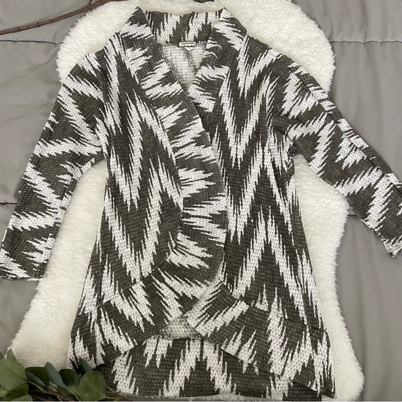 Eyeshadow Open Front Gray and White Abstract Print Textured Sweater - Picture 3 of 15